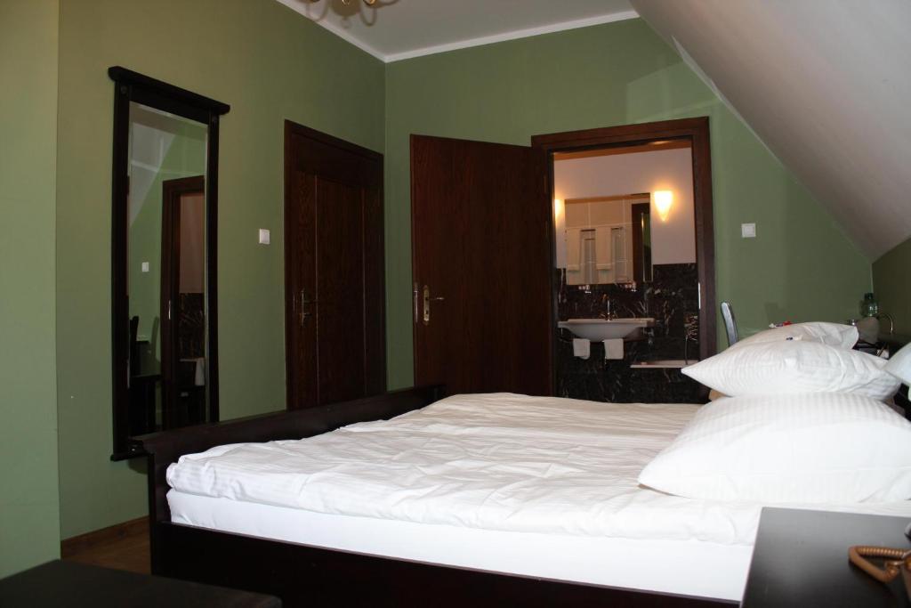 Klasztor Cedynia Hotel Ruang foto